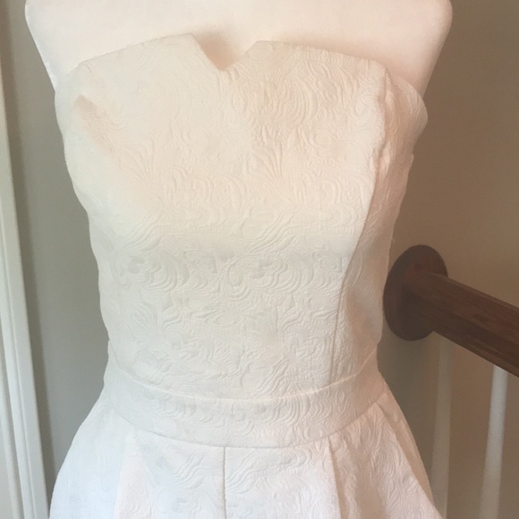 White Strapless Lace Textured Fitted Romper With Zipper Closure Size Medium - Picture 3 of 9